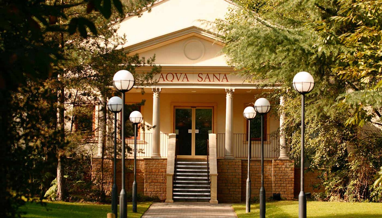 Old image of the path leading up to the entrance of Aqua Sana Forest Spa.