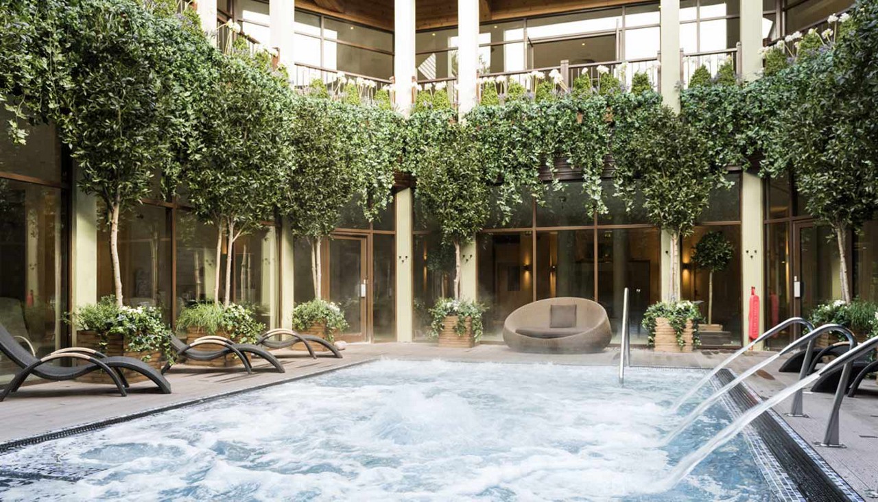 Old image of the outdoor courtyard pool at Elveden Forest.