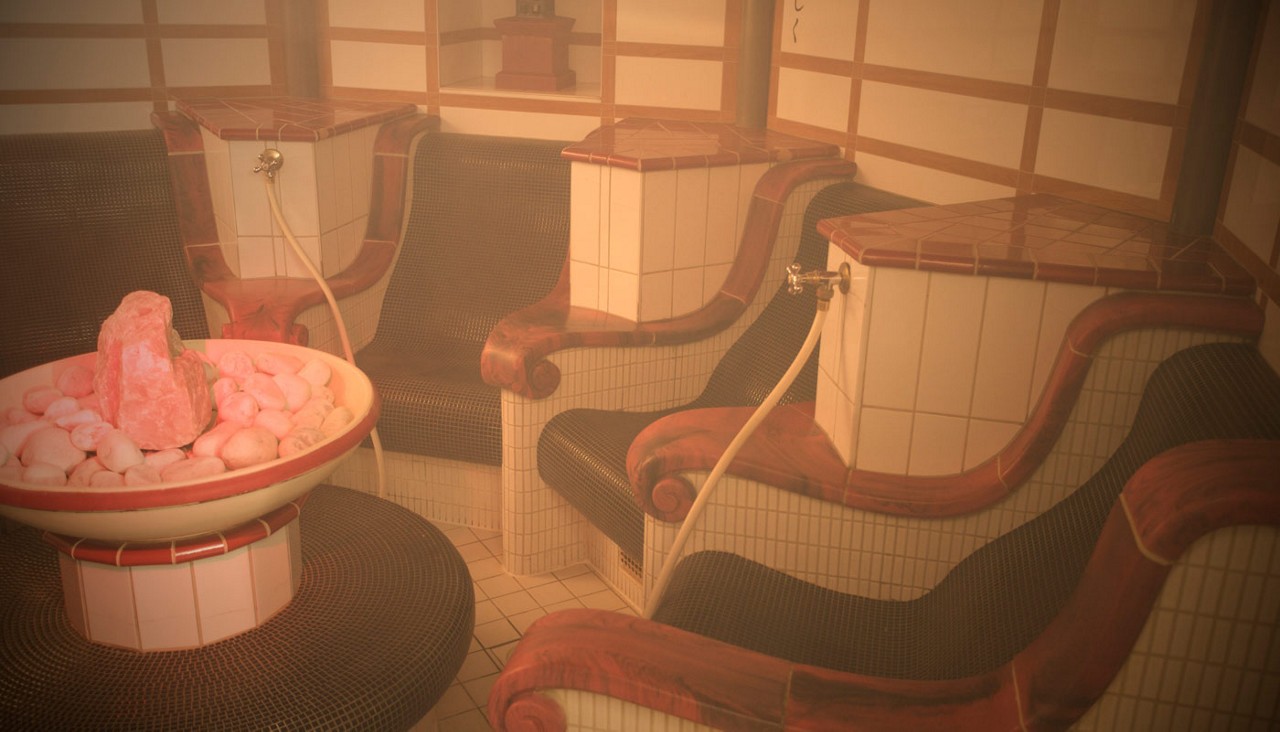 Tiled seats surrounding a salt stone bowl.