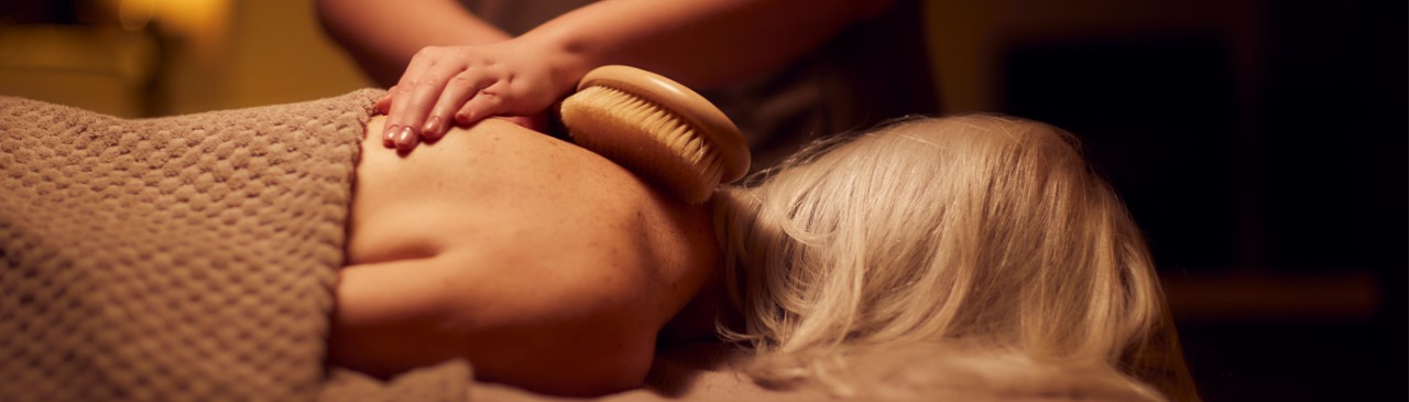 women receiving back massage 
