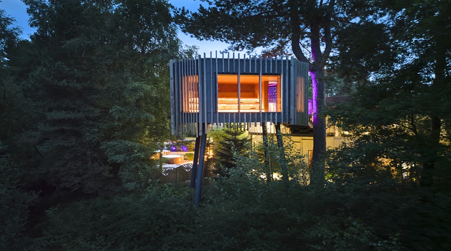 A drone shot of the Treetop Sauna in the evening.