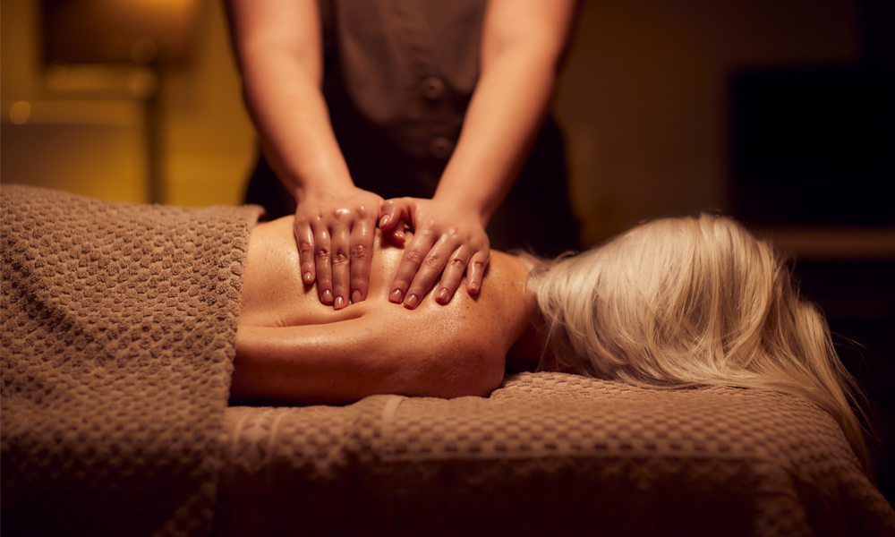 women receiving back massage 